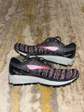 Brooks Women's Pink and Black Athletic Running Shoes